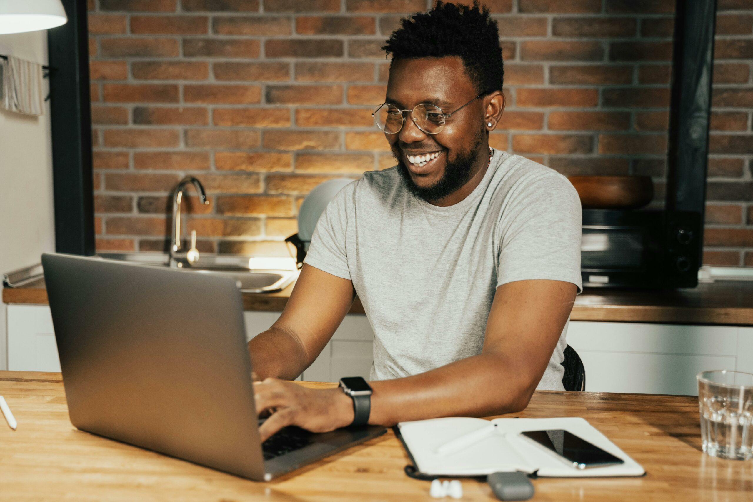 Kostenloses Stock Foto zu afroamerikanischer mann, anstellung, arbeit