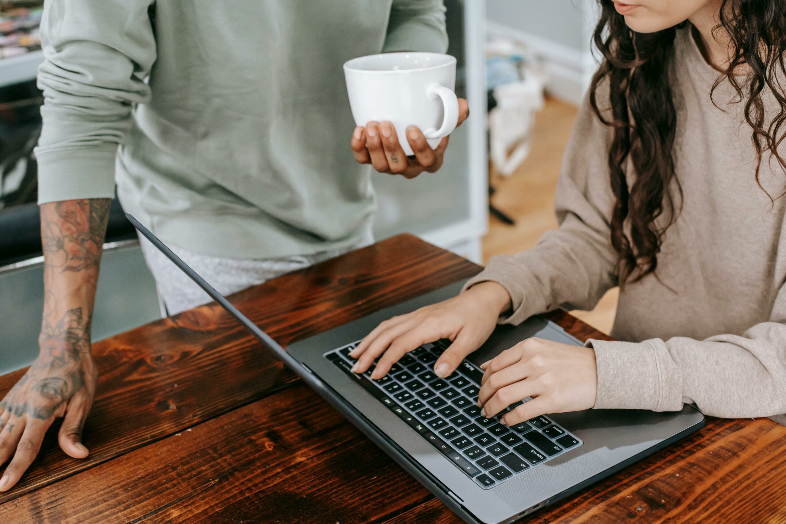 Frau Im Braunen Langarmhemd Mit Macbook Pro