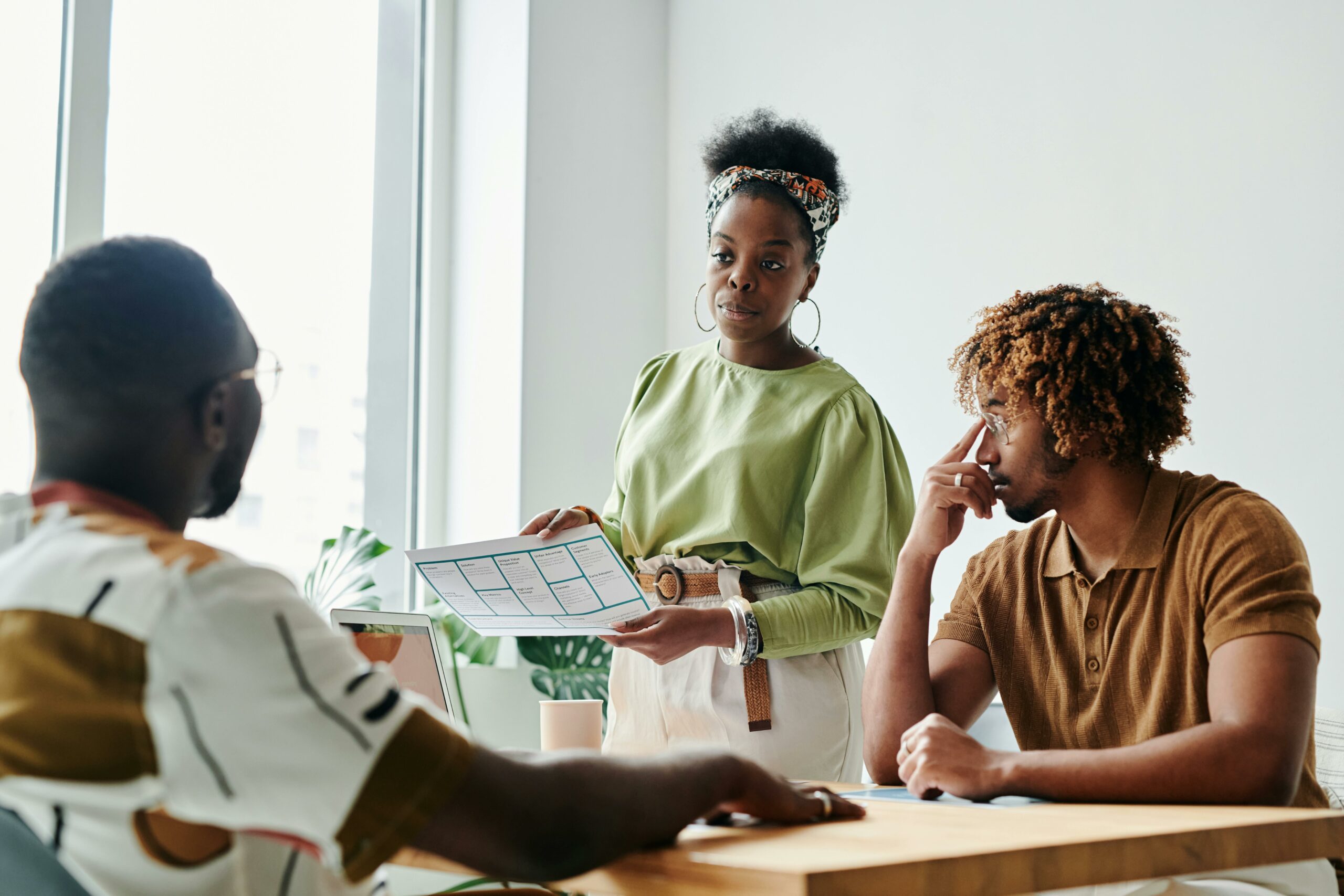 Kostenloses Stock Foto zu afrikanische frau, afrikanische männer, arbeiten