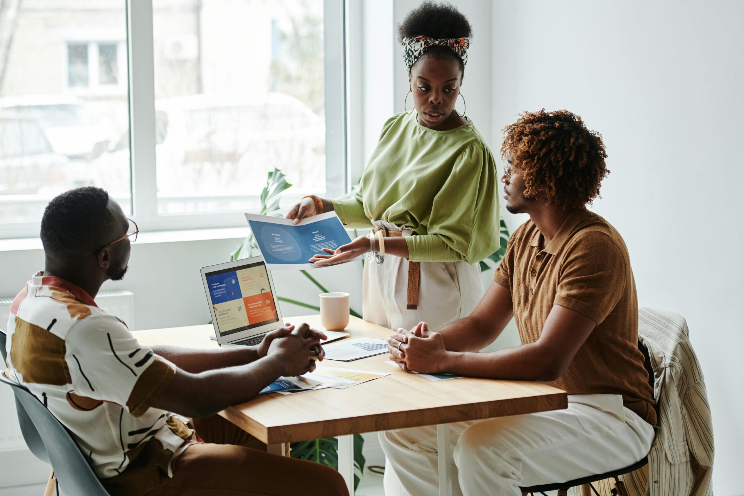 Kostenloses Stock Foto zu afrikanische frau, afrikanische mÃ¤nner, arbeiten