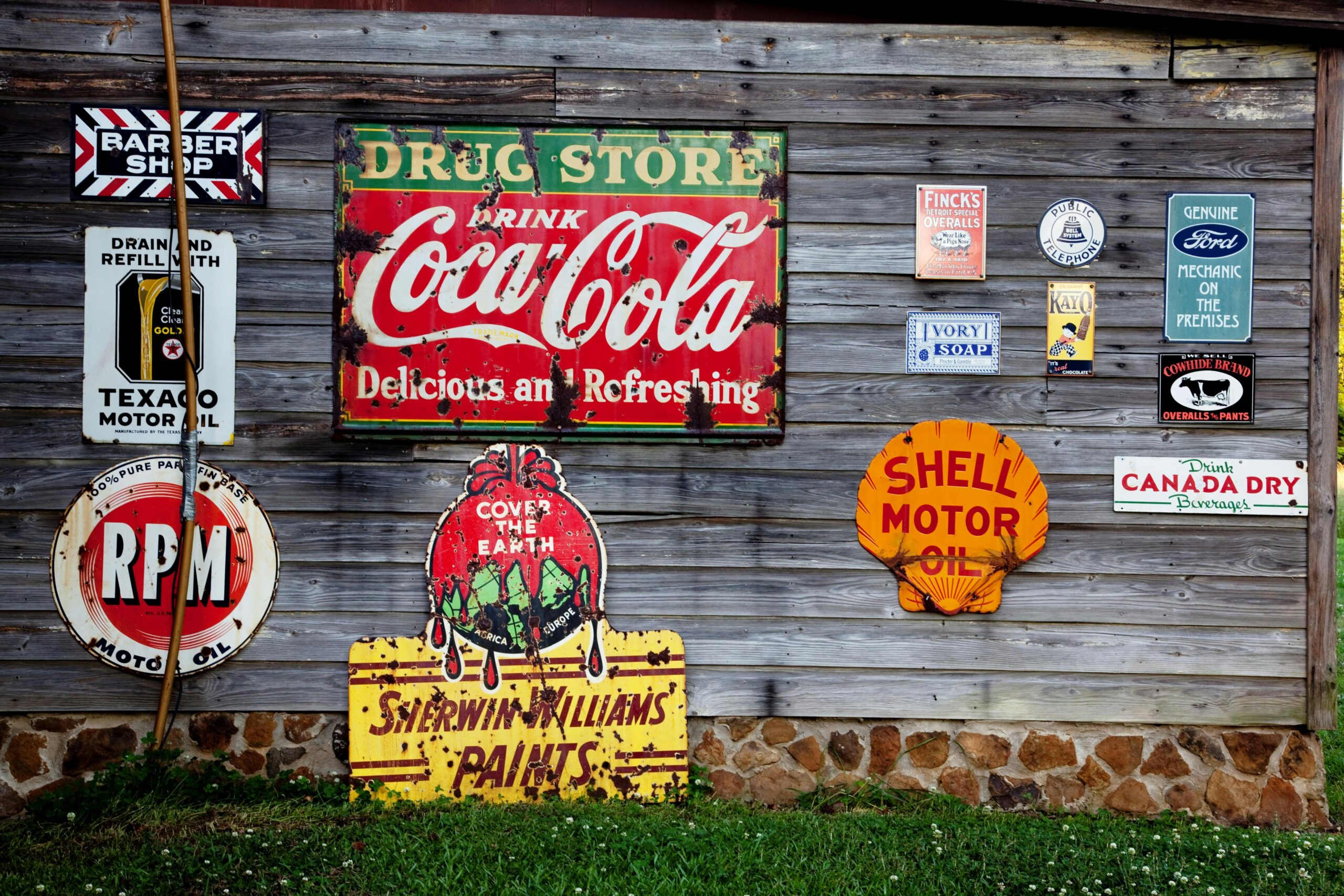 Drogerie Trinken Coca Cola Beschilderung Auf Grauer Holzwand